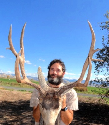 https://bearpawoutfitters.com/image/mule_deer_hunting_guide_dill.JPG