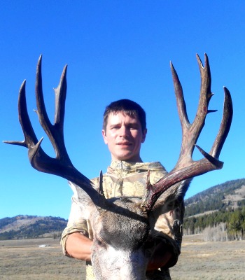 https://bearpawoutfitters.com/image/mule_deer_hunting_nick.JPG